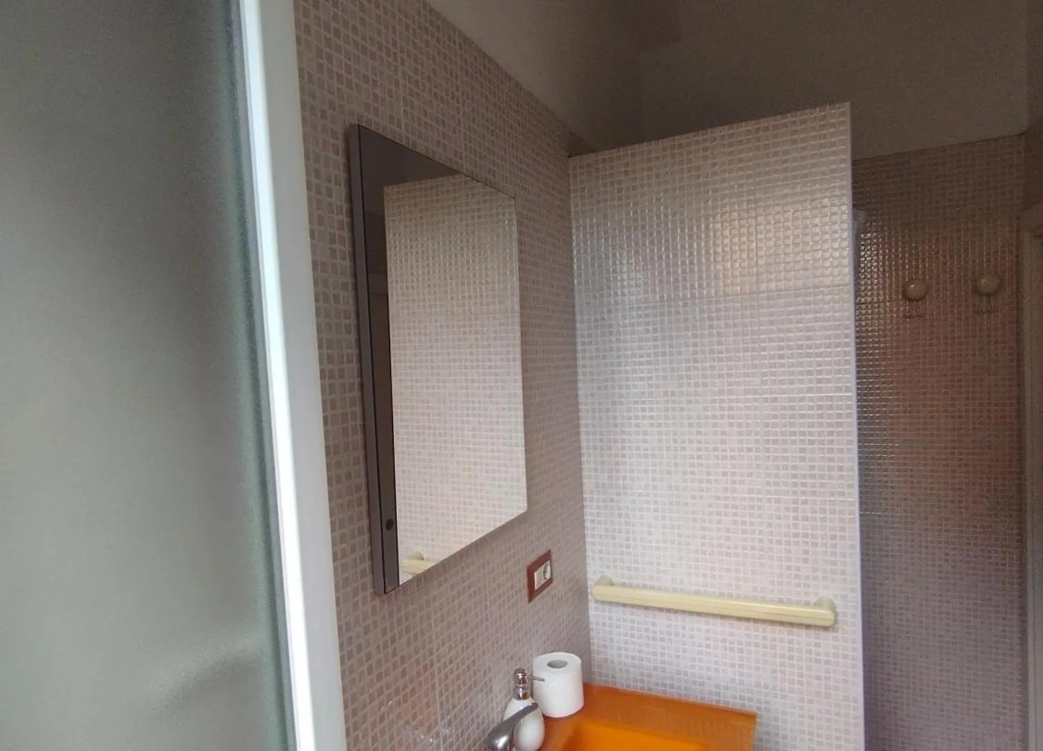 Guest house Adriatic Room 50 M Dalla Stazione Ferroviaria Di Ciampino E Dalla Navetta Aeroportuale