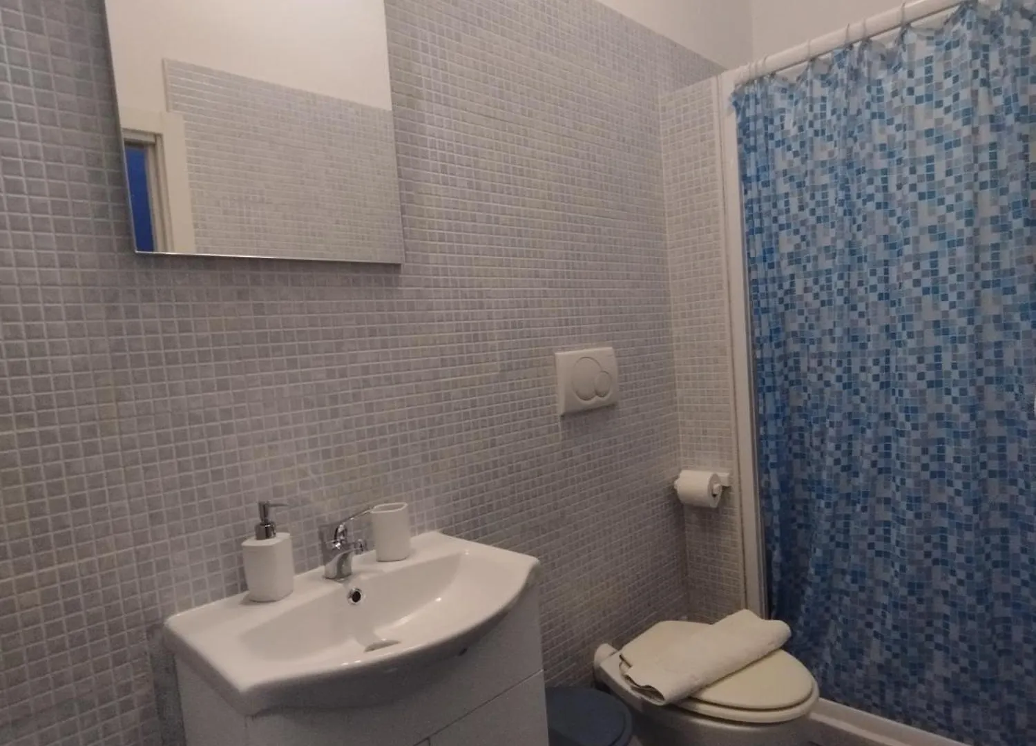 Adriatic Room 50 M Dalla Stazione Ferroviaria Di Ciampino E Dalla Navetta Aeroportuale Guest house