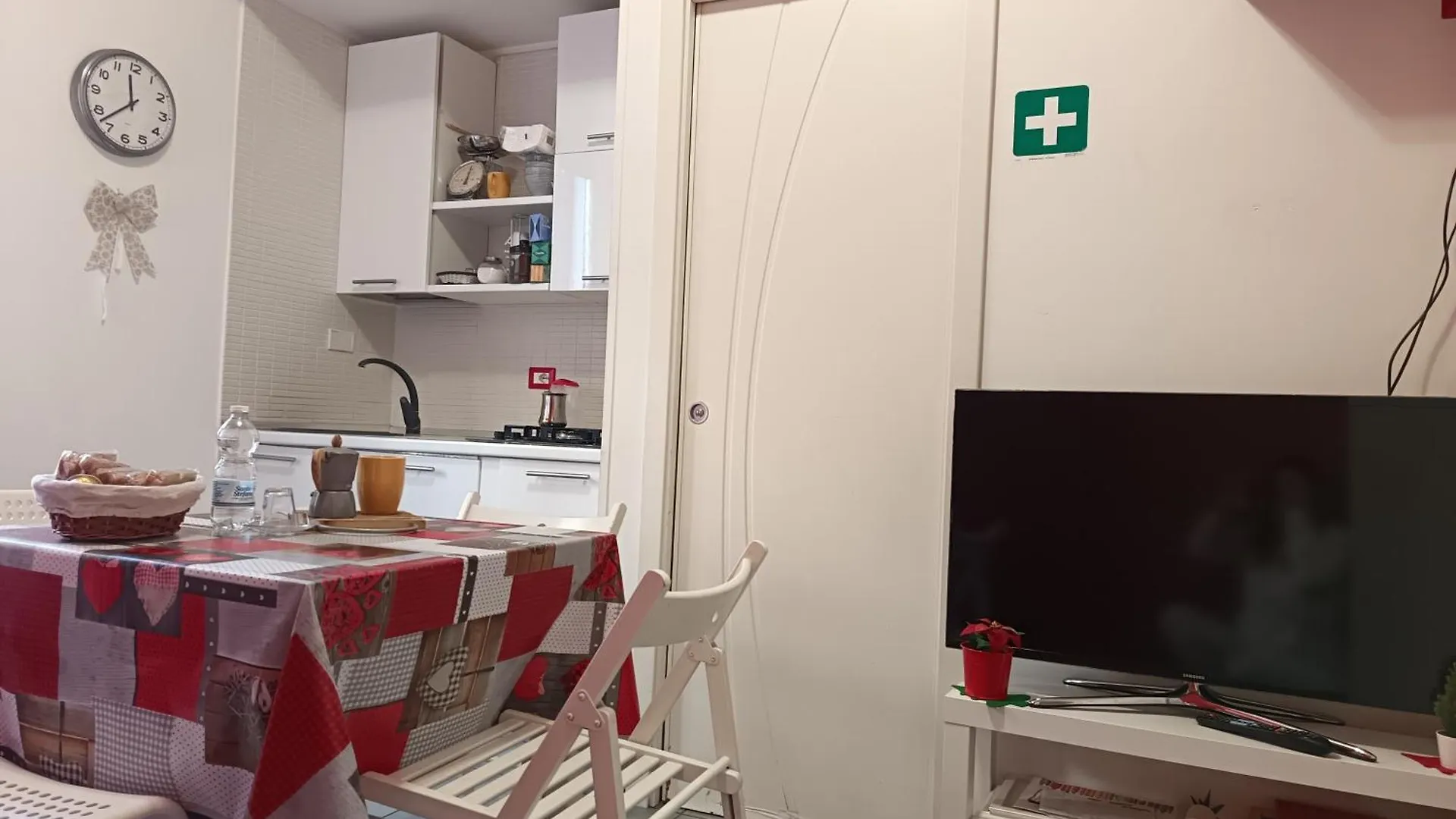 Adriatic Room 50 M Dalla Stazione Ferroviaria Di Ciampino E Dalla Navetta Aeroportuale 3*,