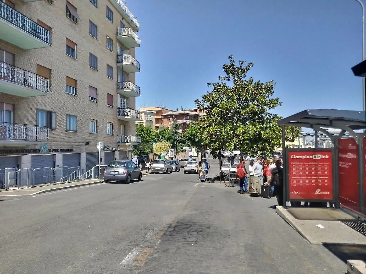 Adriatic Room 50 M Dalla Stazione Ferroviaria Di Ciampino E Dalla Navetta Aeroportuale Italy